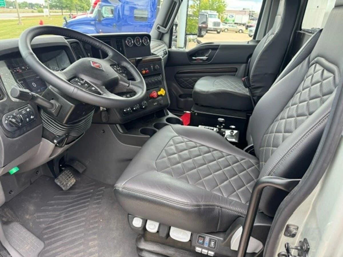 2026 International HX — photo 6