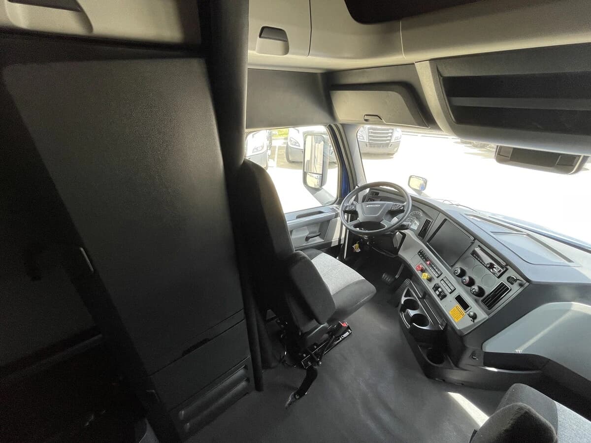 2021 Freightliner Cascadia — photo 31