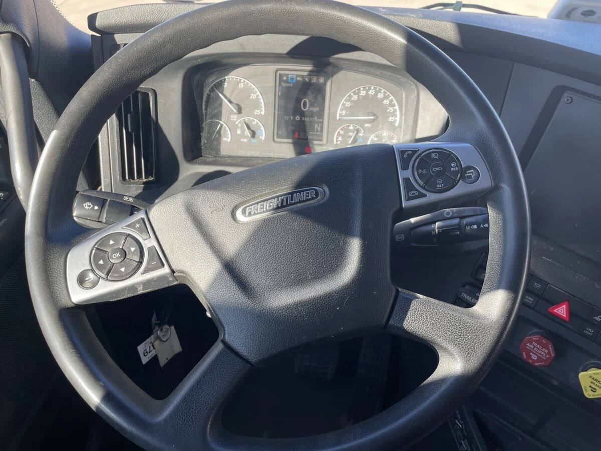2023 Freightliner Cascadia — photo 18