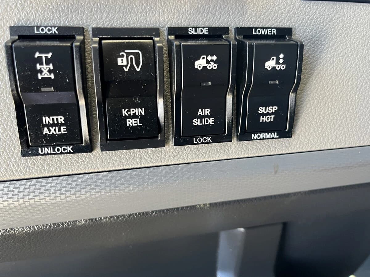 2022 Freightliner Cascadia — photo 23