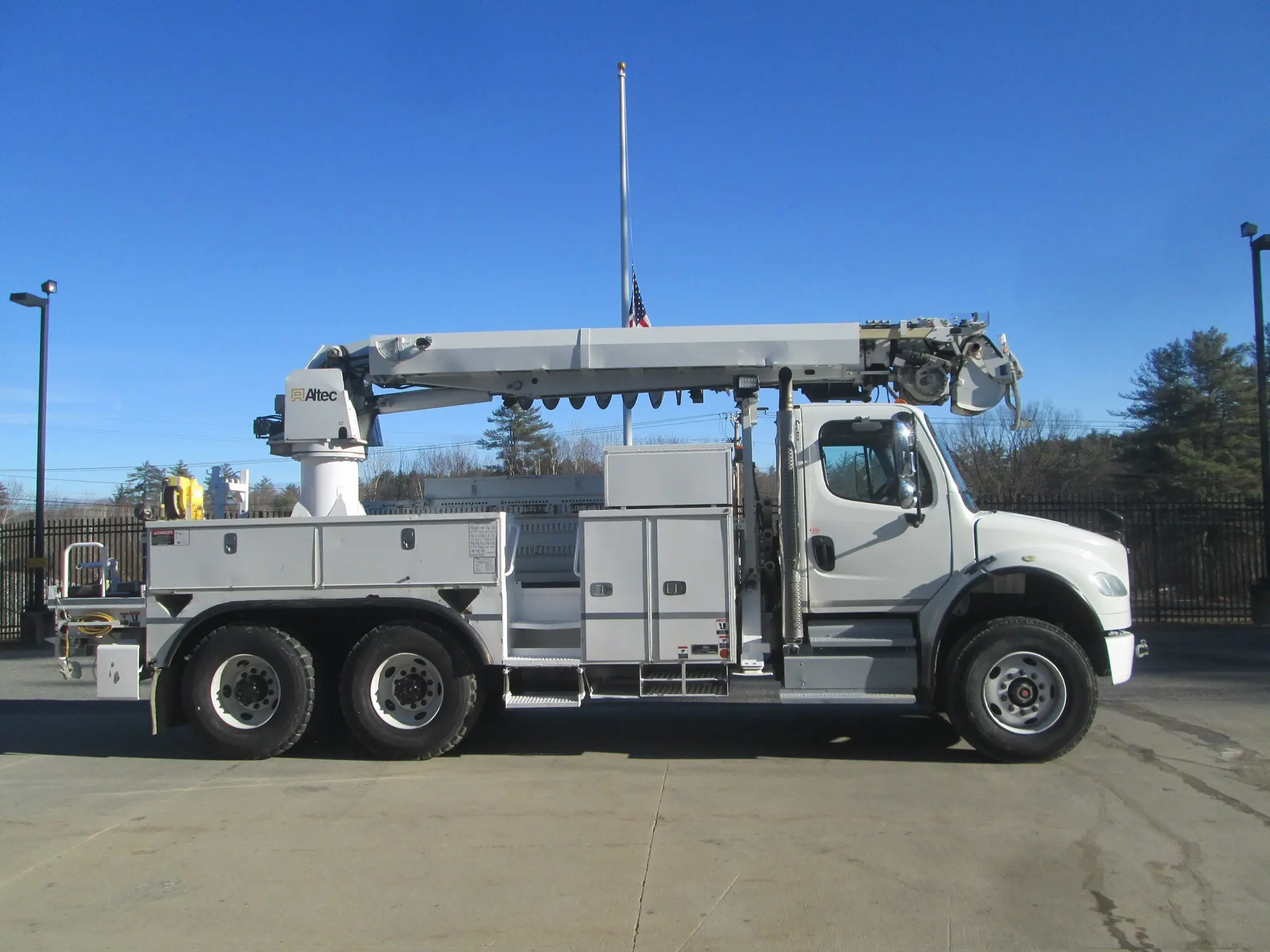 2013 Freightliner M2 106 — photo 4