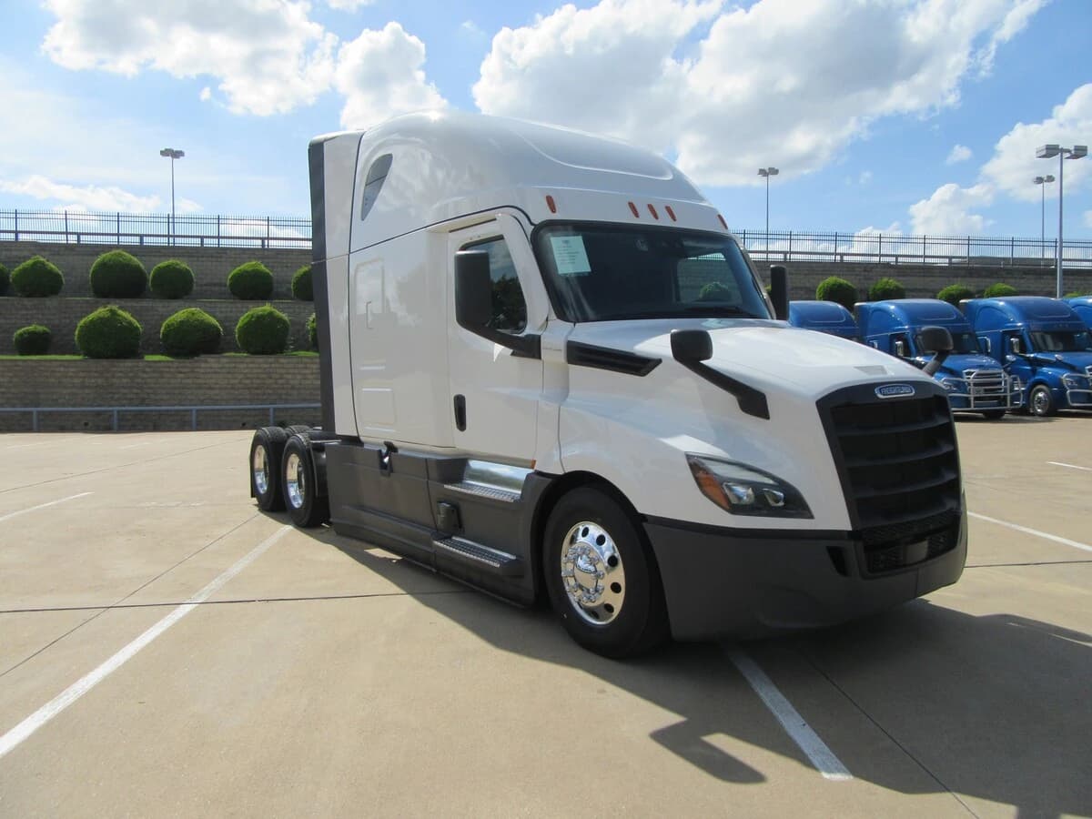 2025 Freightliner Cascadia — photo 2