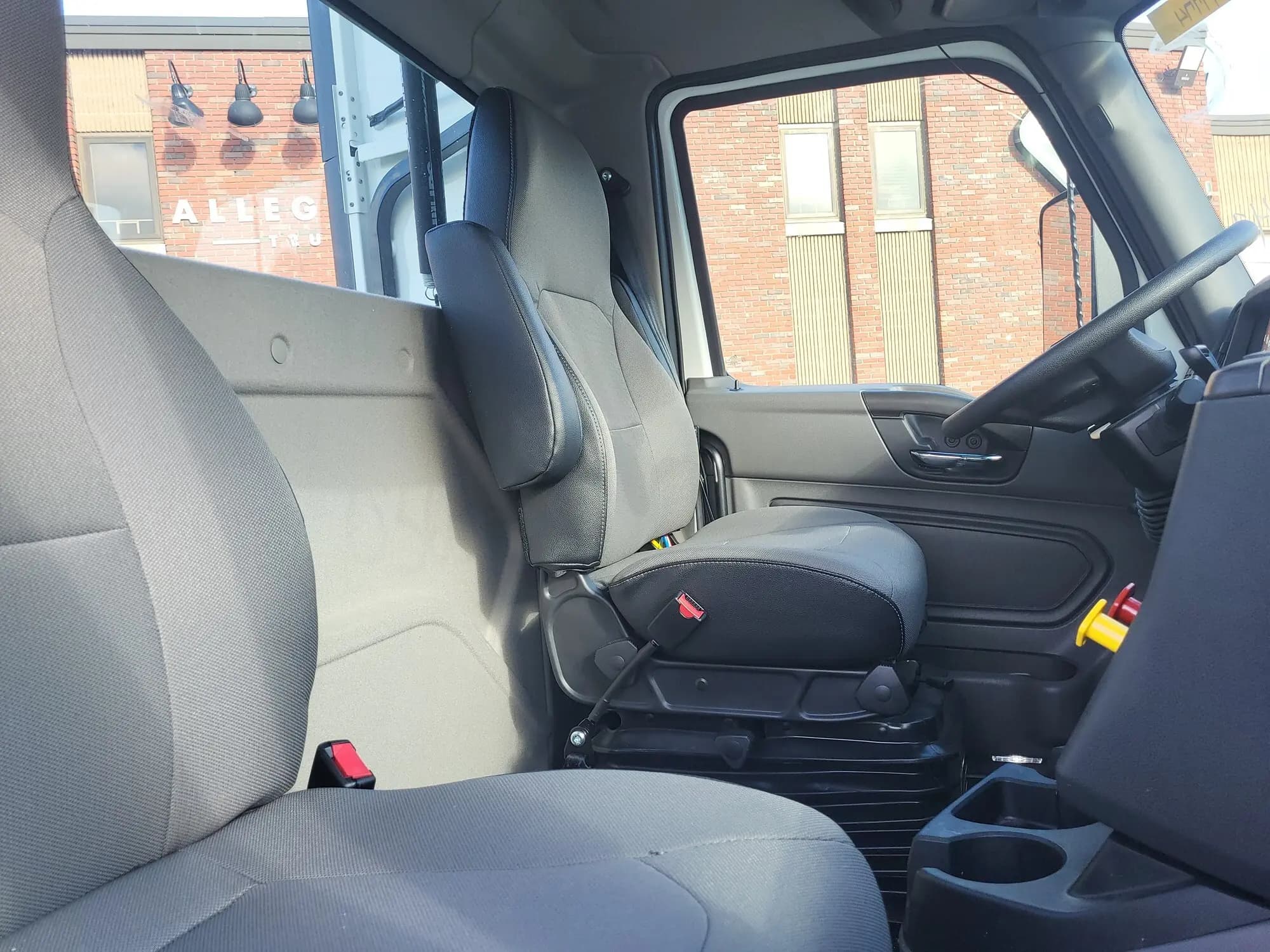 2025 International LT — photo 12