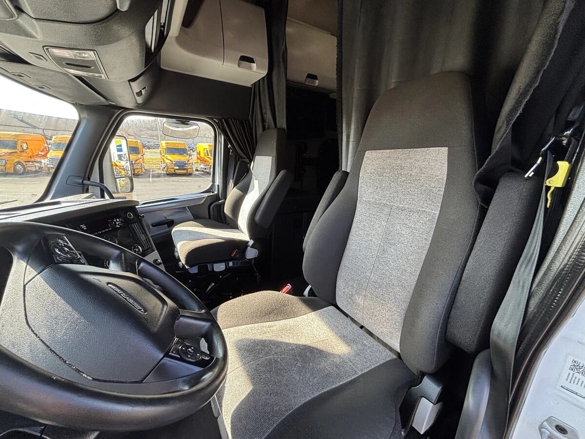 2021 Freightliner Cascadia — photo 14