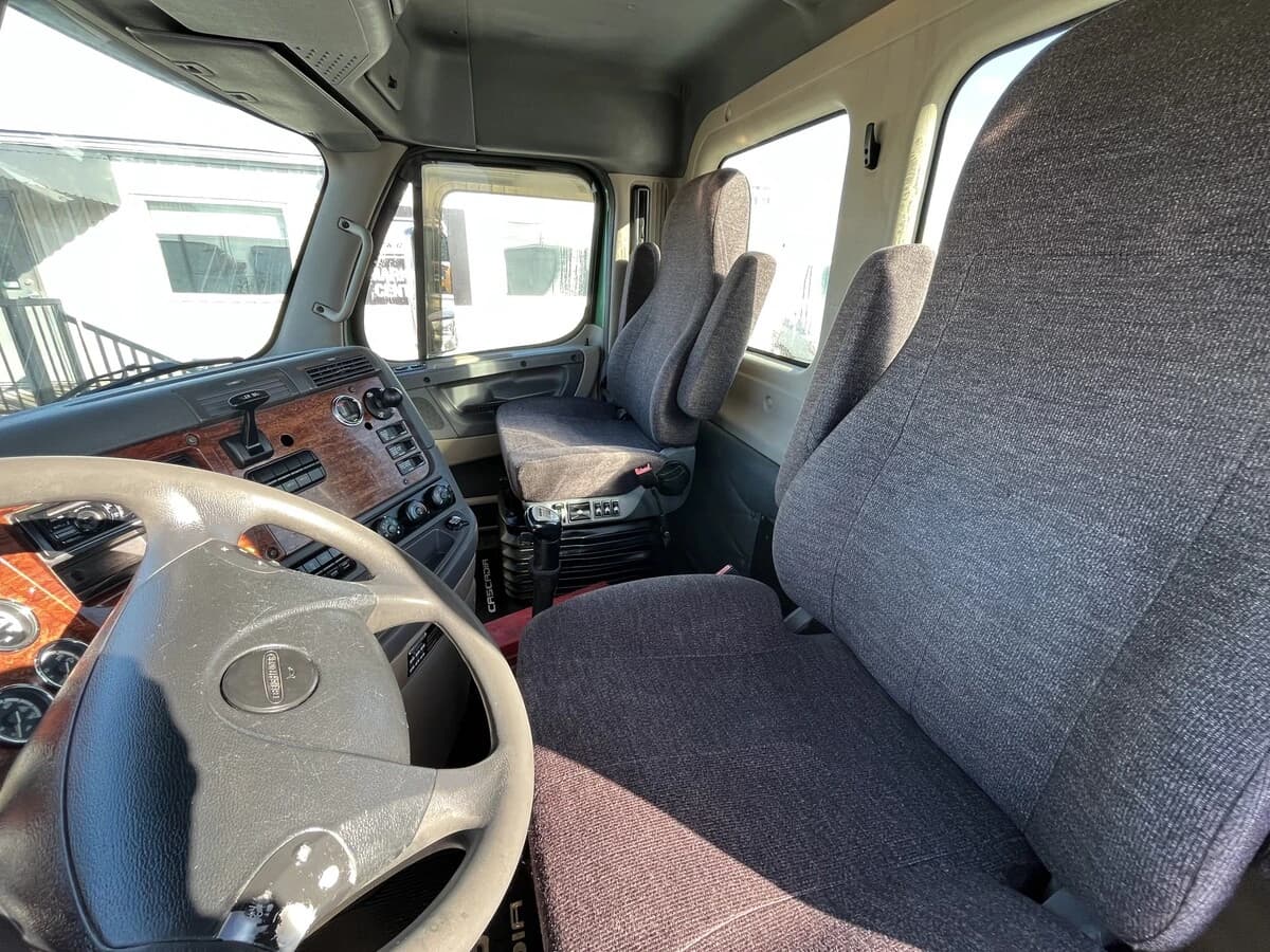 2012 Freightliner Cascadia — photo 17