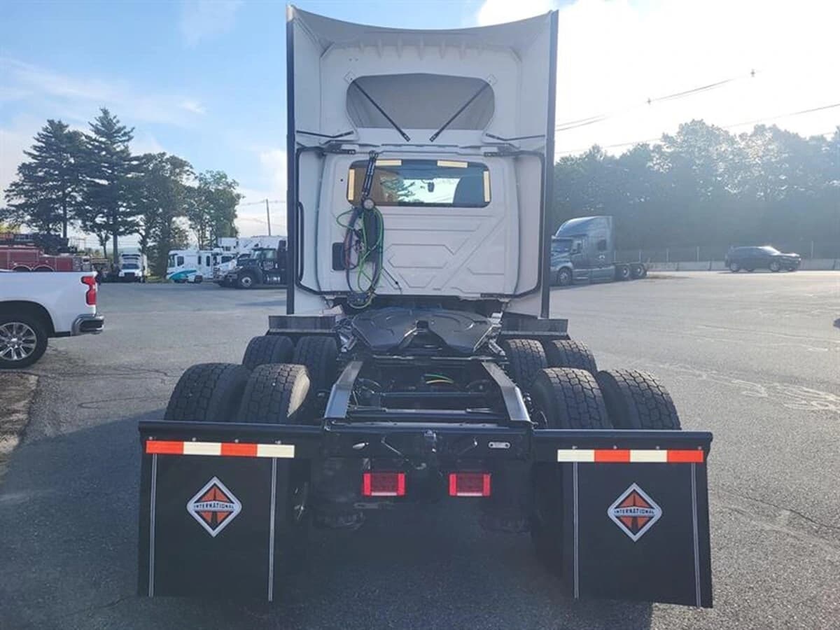 2025 International LT — photo 4