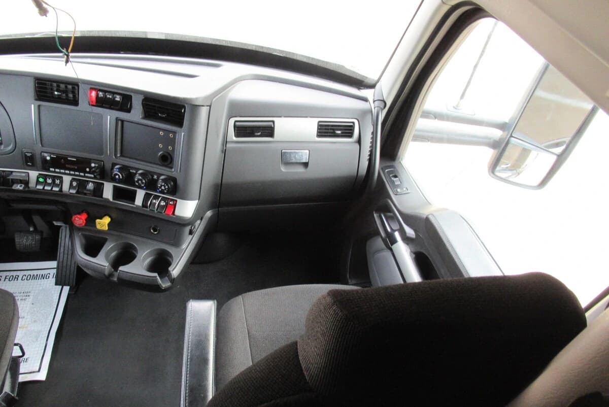 2023 Kenworth T680 — photo 21
