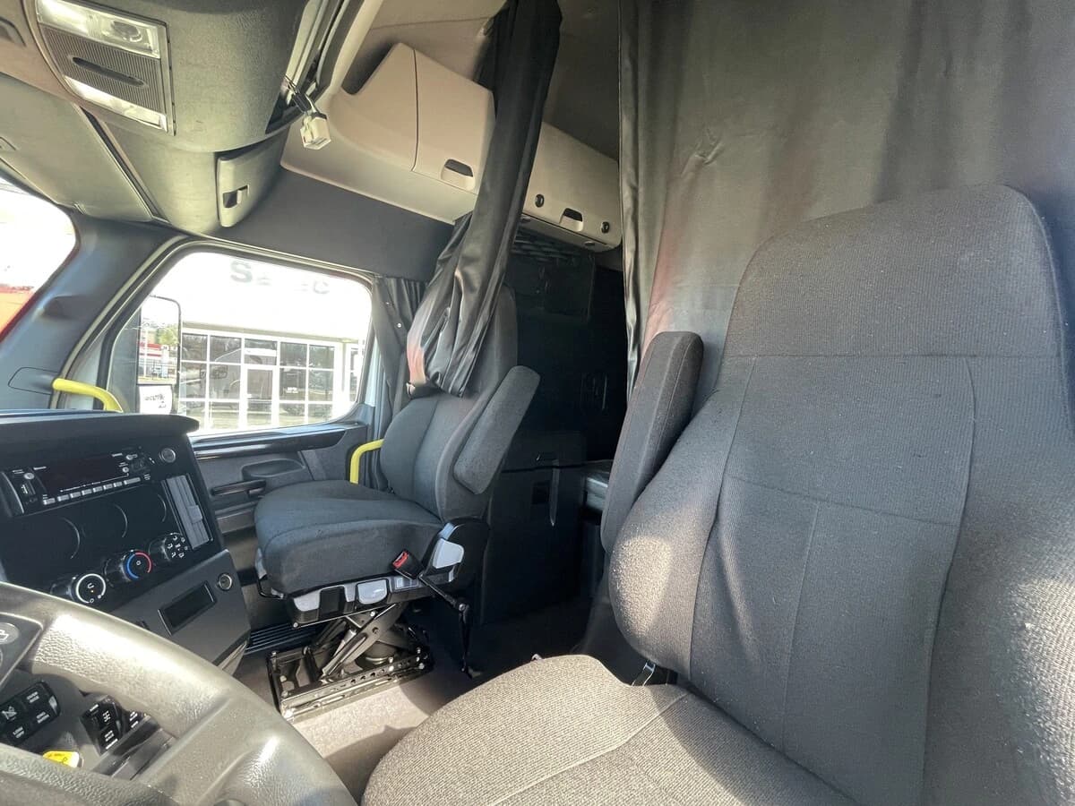 2024 Freightliner Cascadia — photo 21