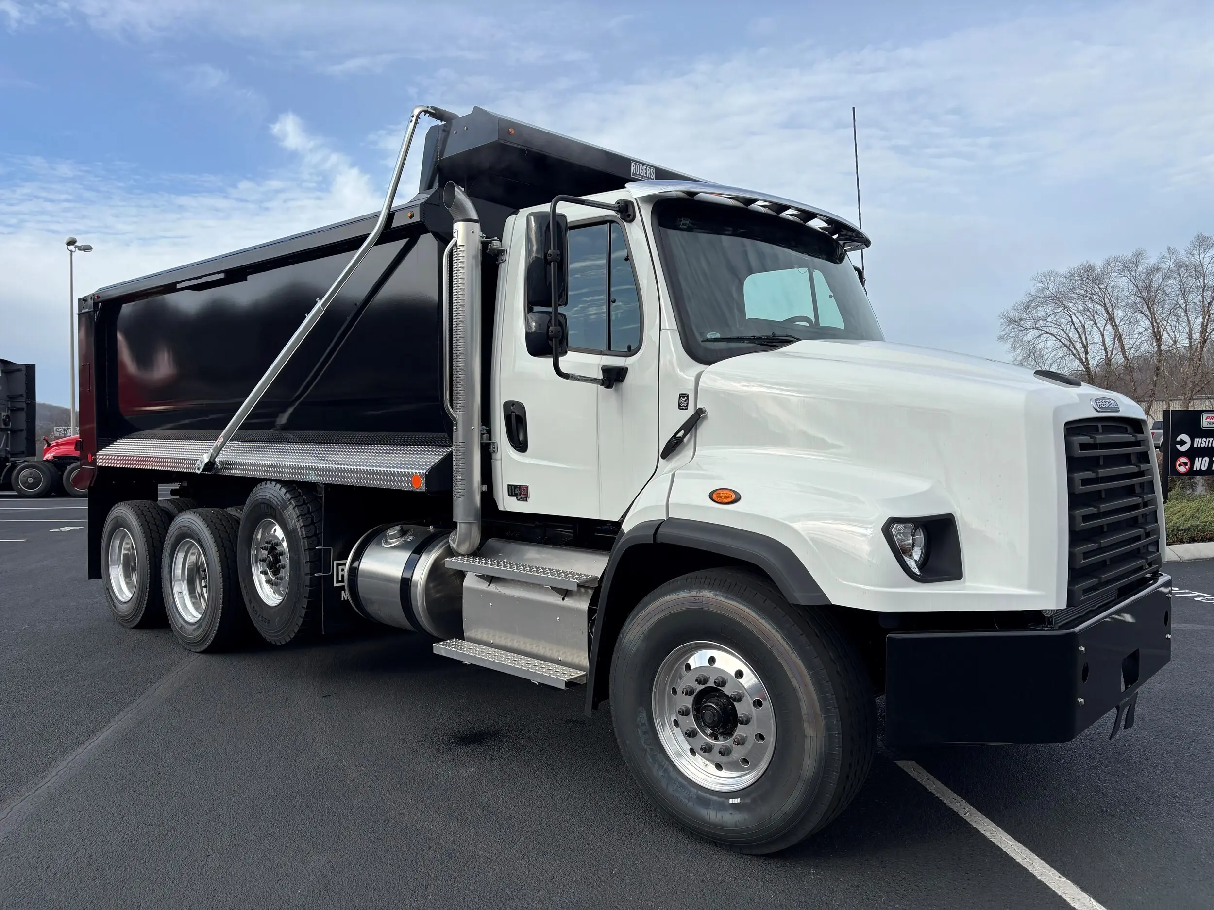 2025 Freightliner 114SD — photo 4