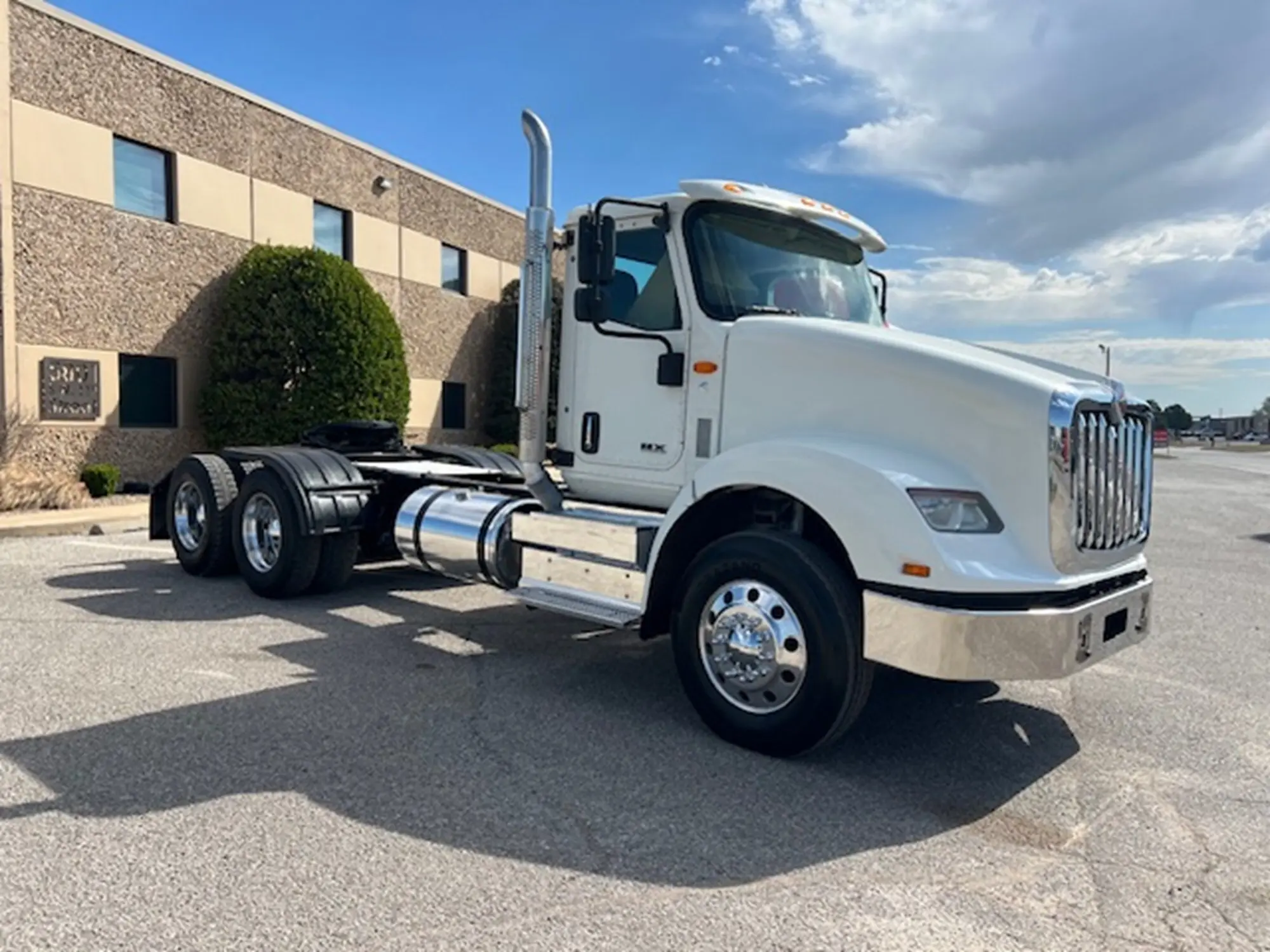 2020 International HX — photo 2