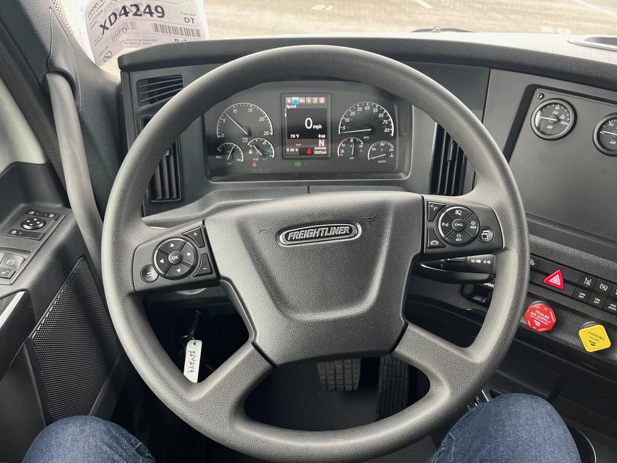2027 Freightliner Cascadia — photo 12