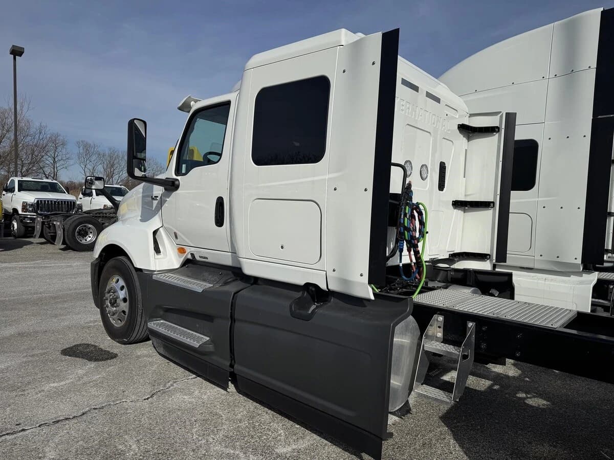 2025 International LT — photo 3