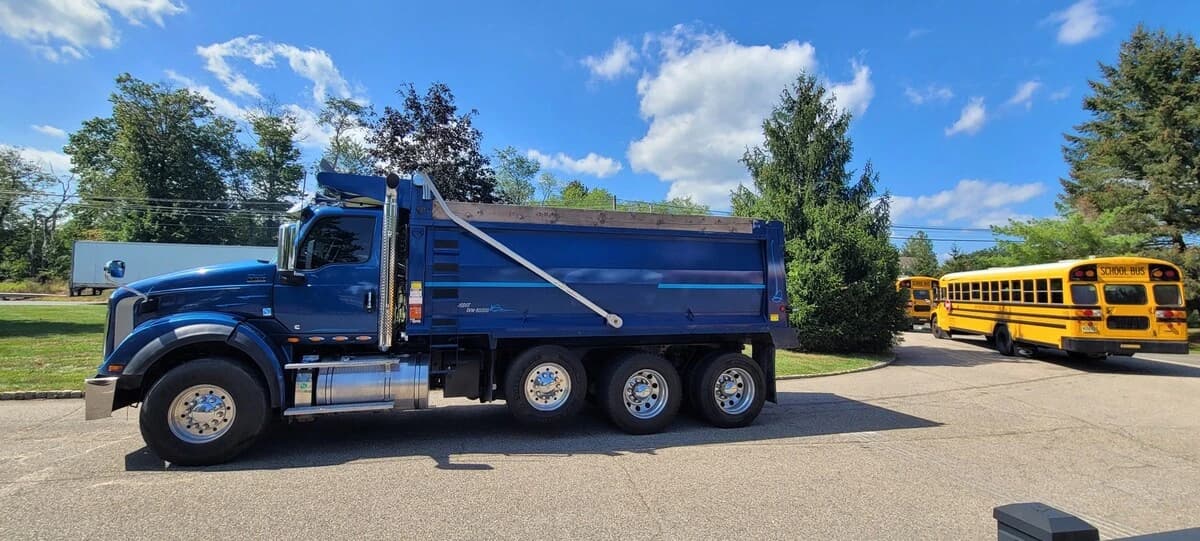 2023 International HX — photo 2