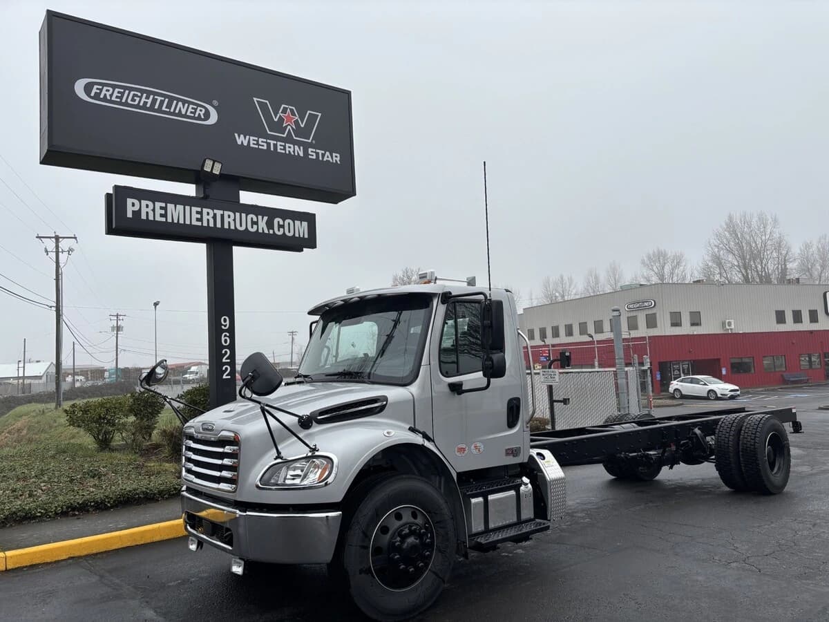 2025 Freightliner M2 106 — photo 4