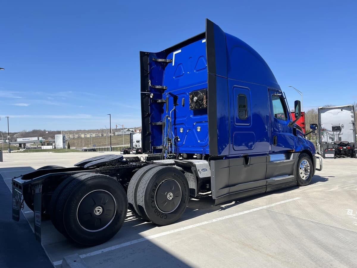 2022 Freightliner Cascadia — photo 10