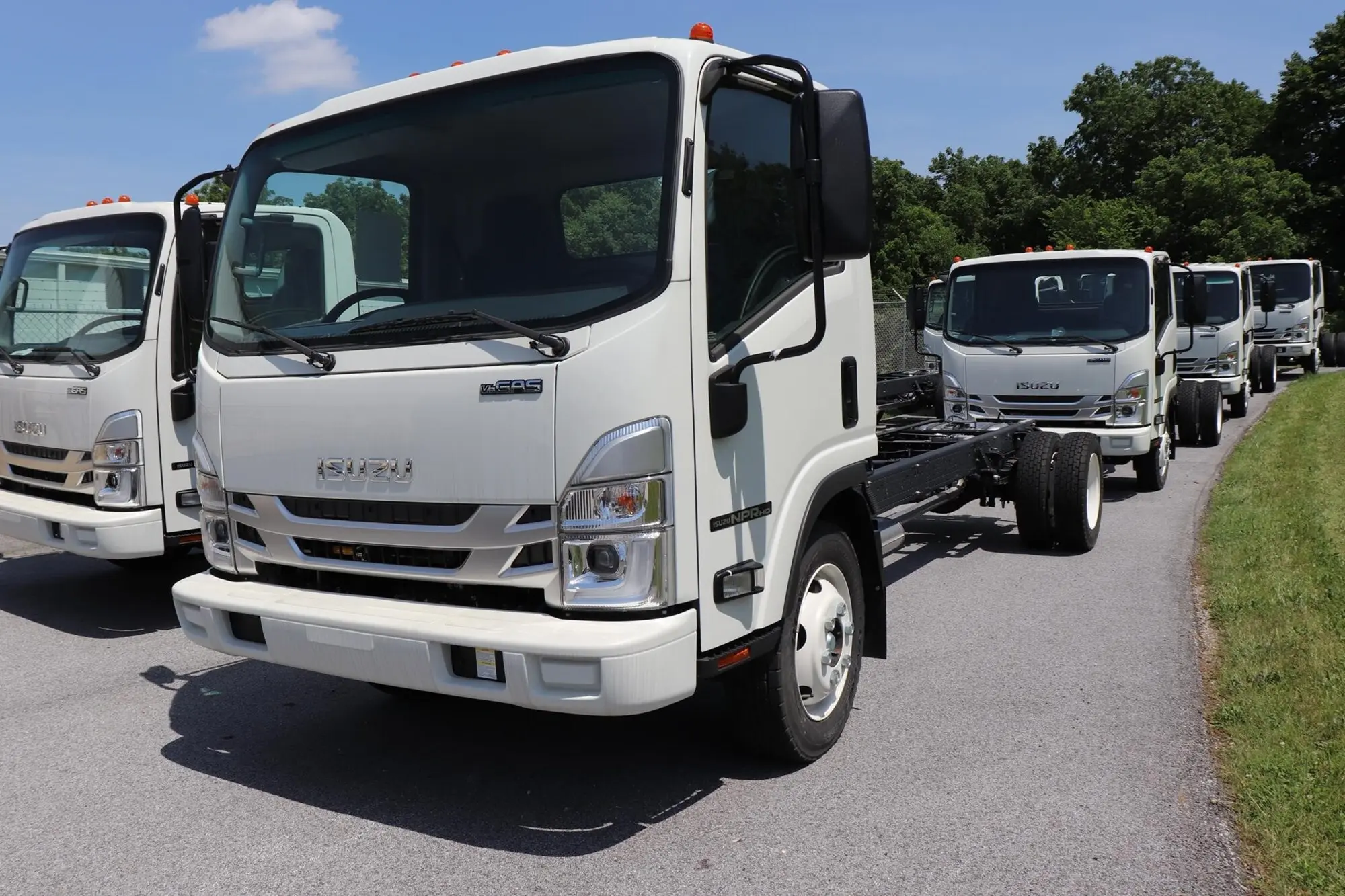 2024 Isuzu NPR — photo 2