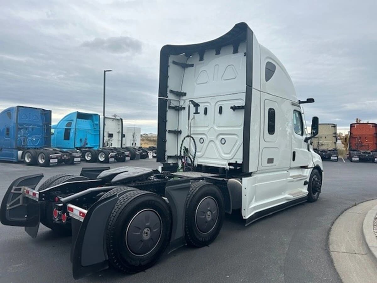 2026 Freightliner Cascadia — photo 4