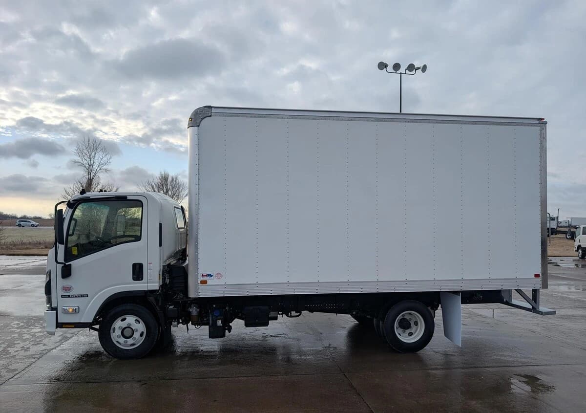 2025 Isuzu NPR — photo 2