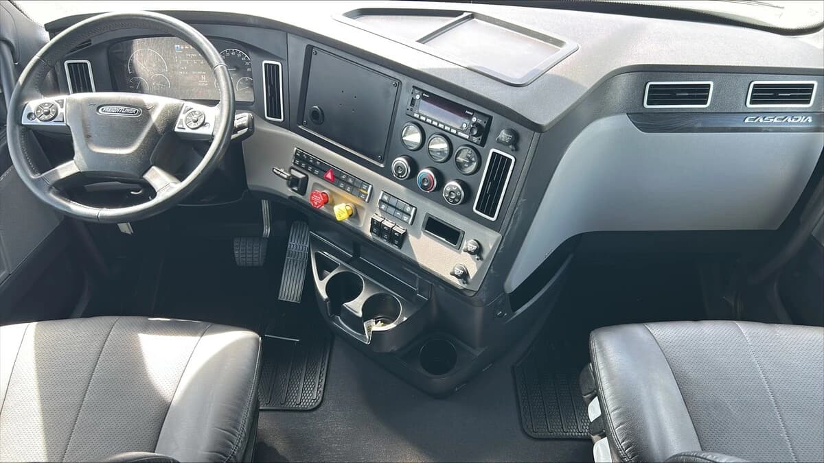 2024 Freightliner Cascadia — photo 5
