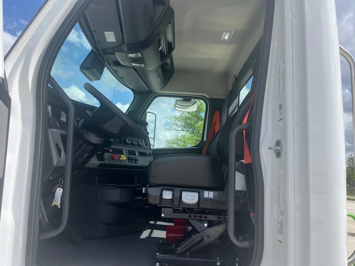 2027 Freightliner Cascadia — photo 9