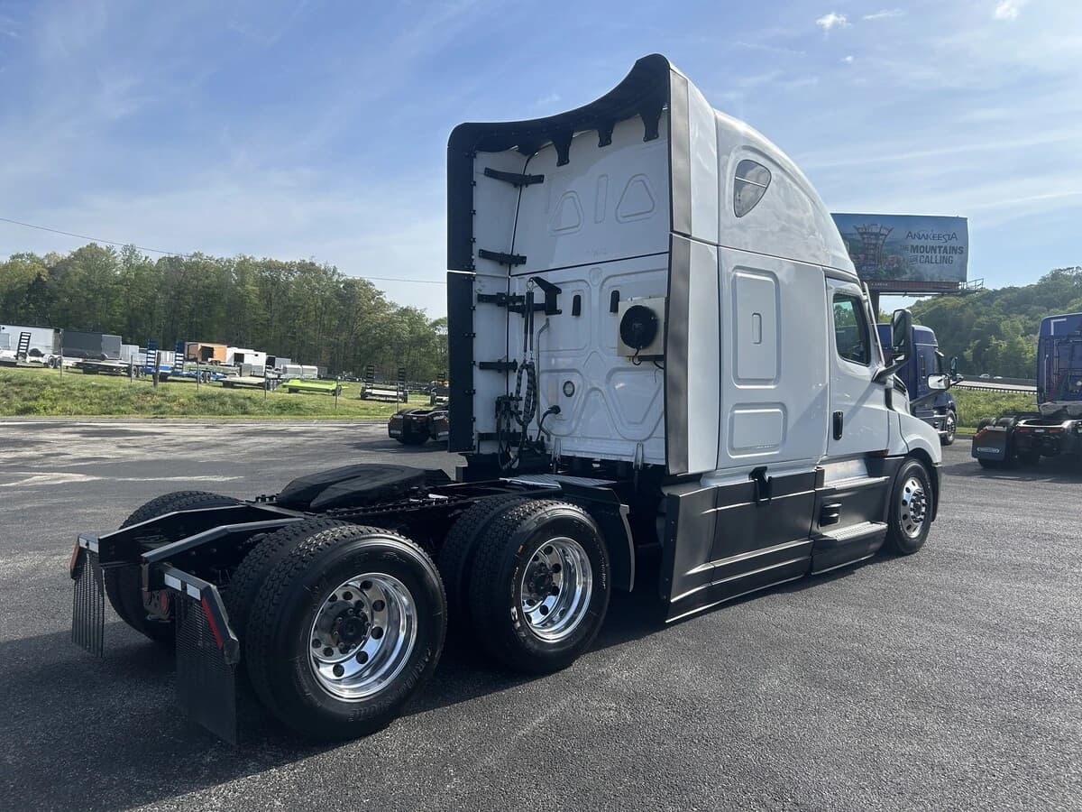 2025 Freightliner Cascadia — photo 6