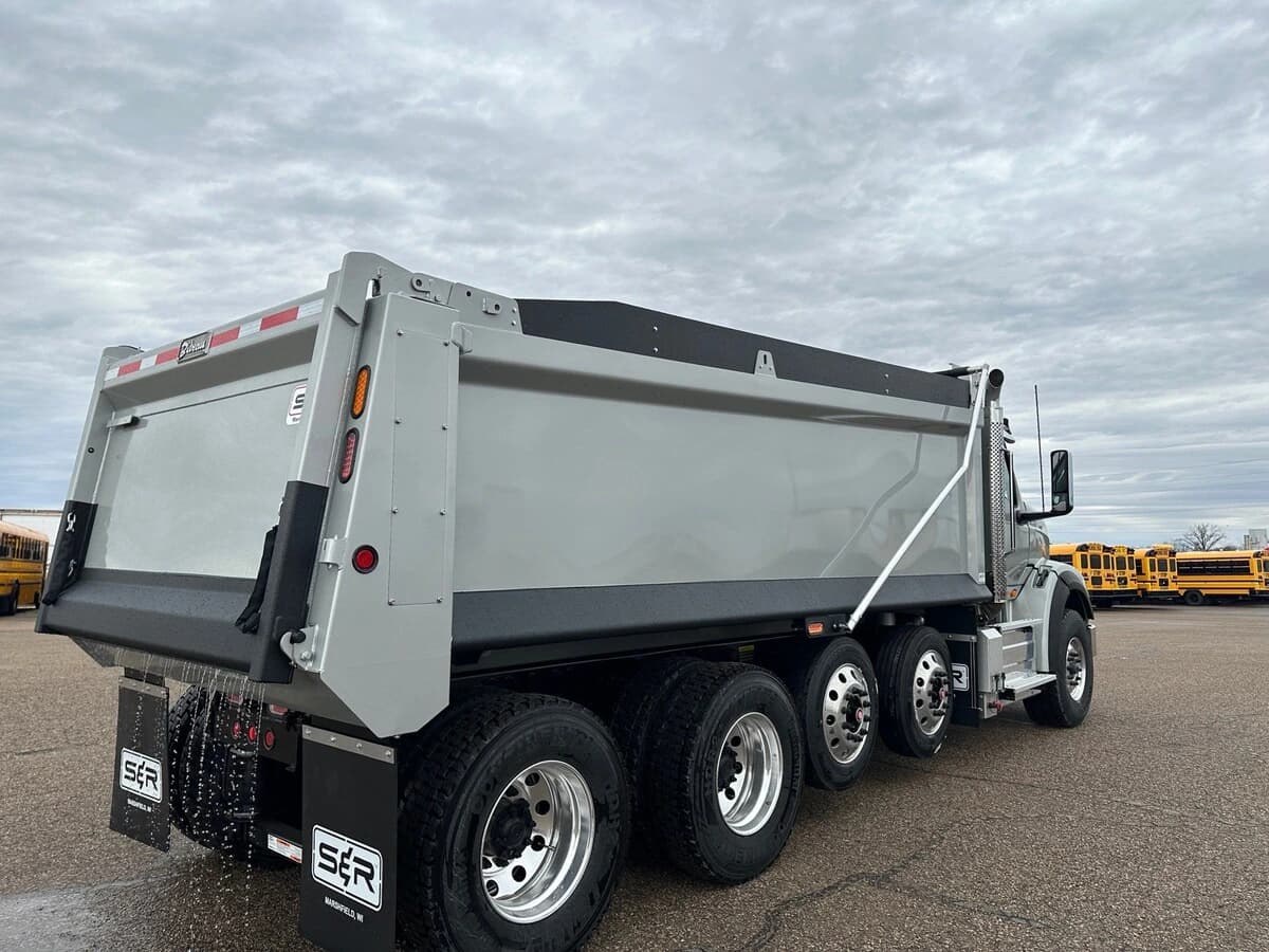 2026 International HX — photo 3