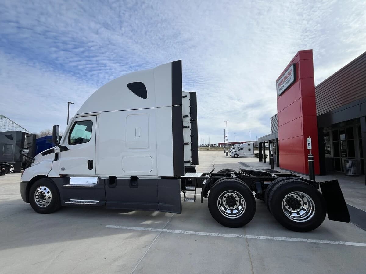 2024 Freightliner Cascadia — photo 3