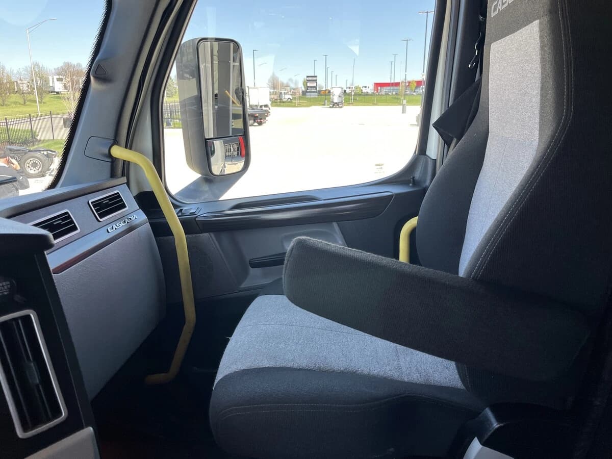 2021 Freightliner Cascadia — photo 31