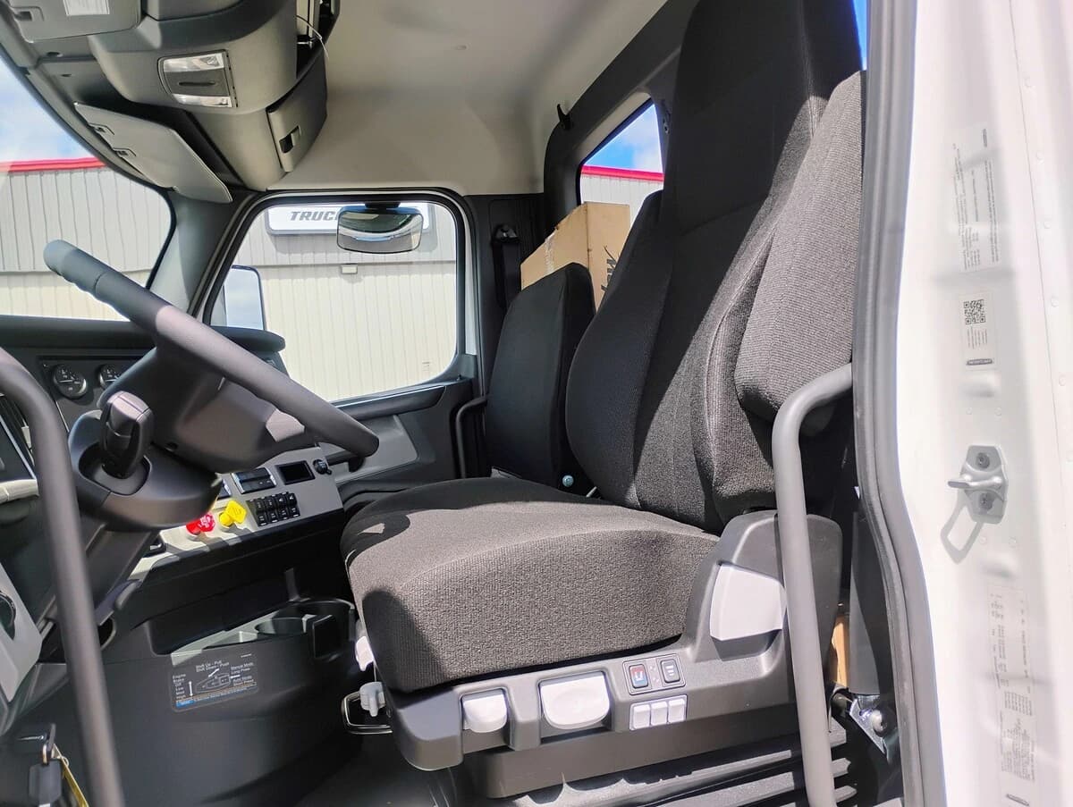 2027 Freightliner Cascadia — photo 12