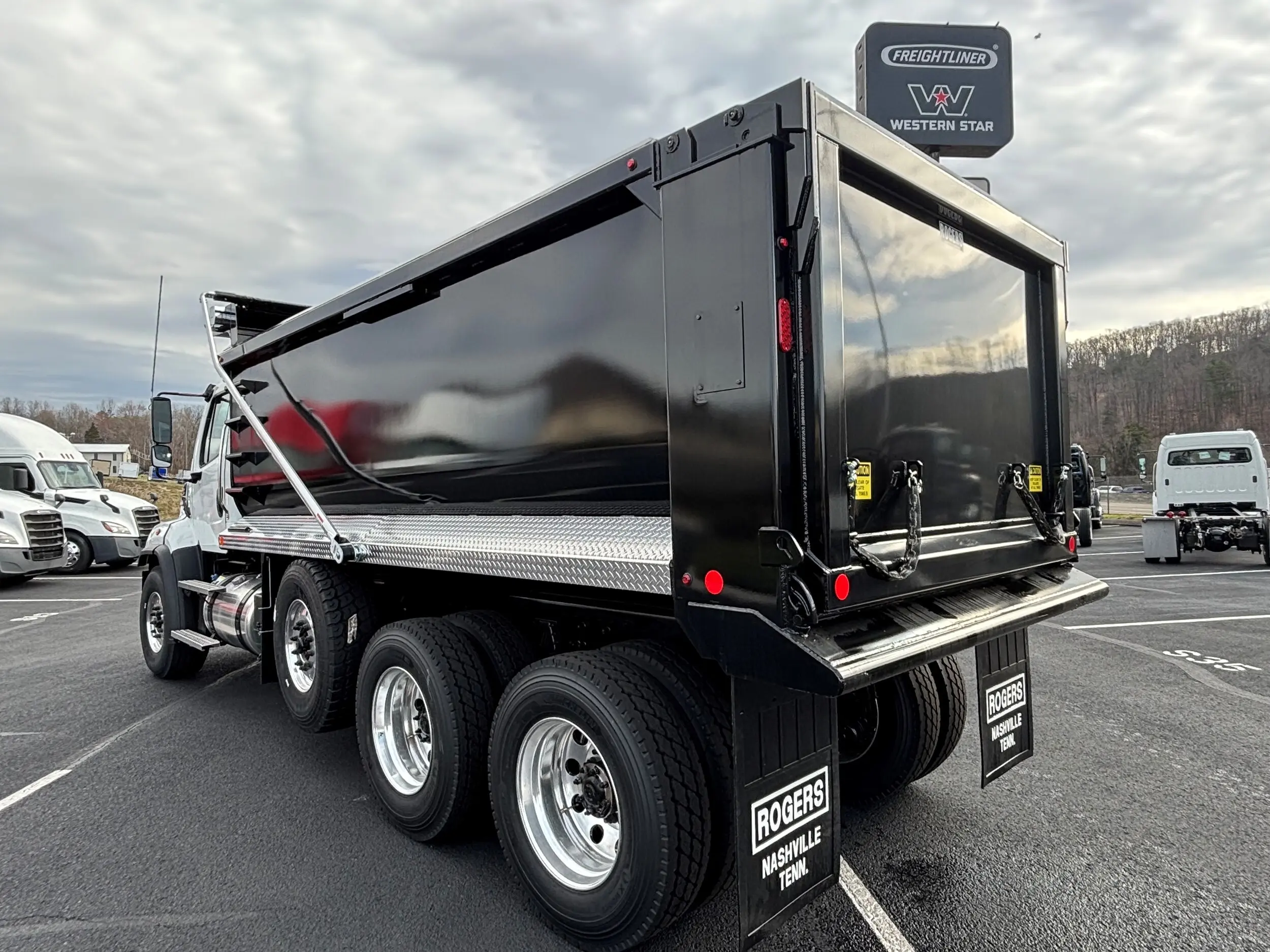 2025 Freightliner 114SD — photo 6