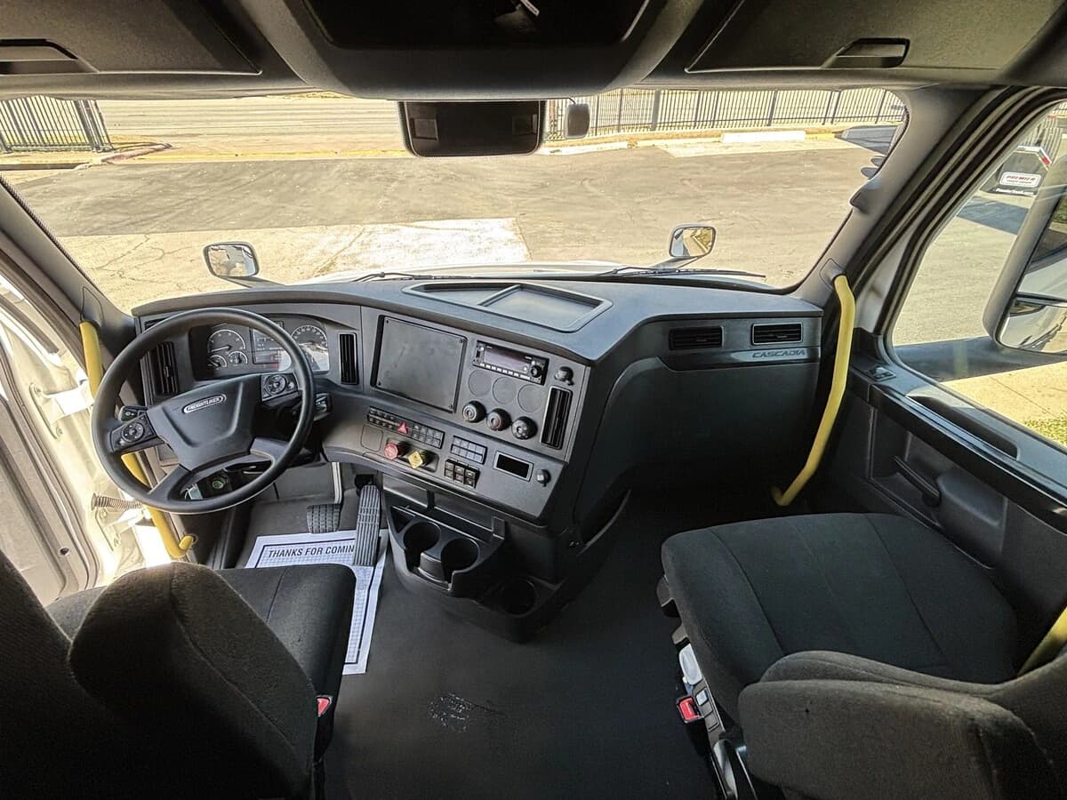 2024 Freightliner Cascadia — photo 11