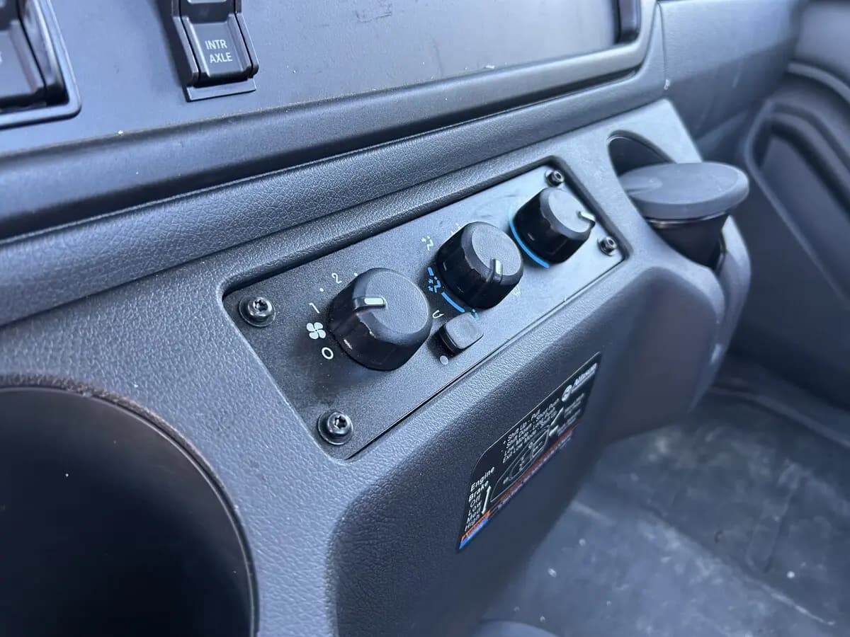 2025 Freightliner M2 106 — photo 10