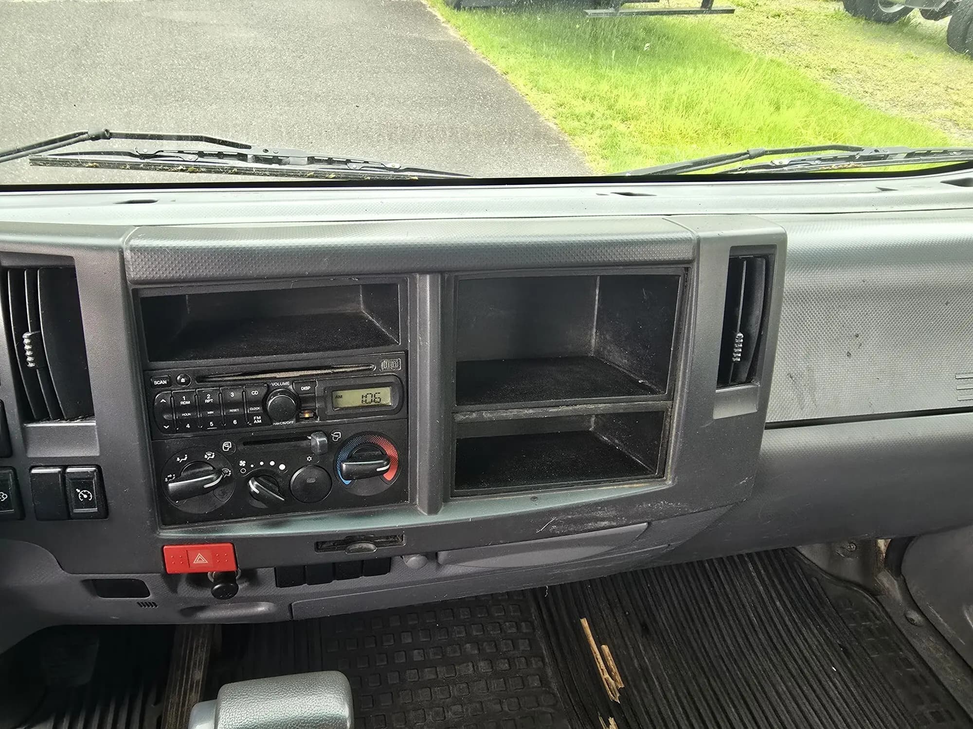 2013 Isuzu NQR — photo 9