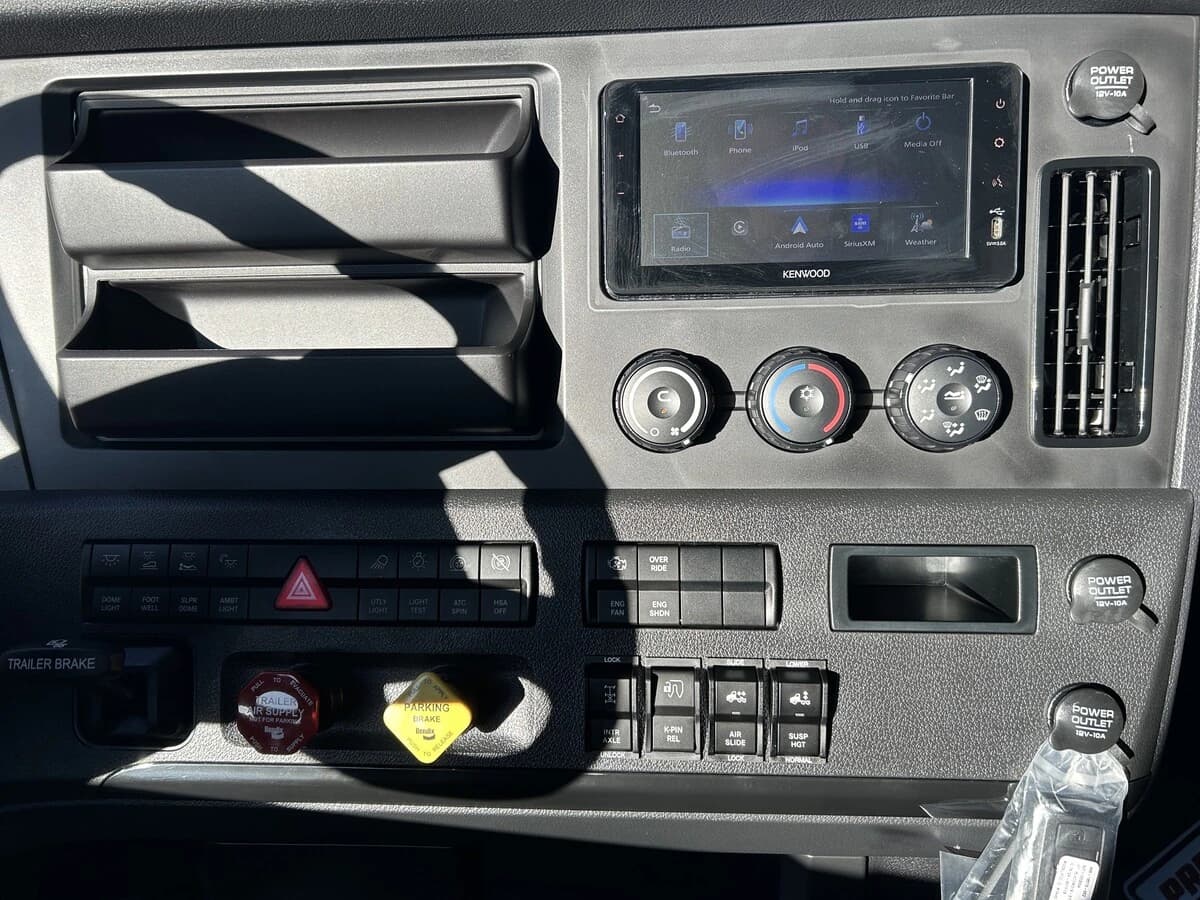 2026 Freightliner Cascadia — photo 12