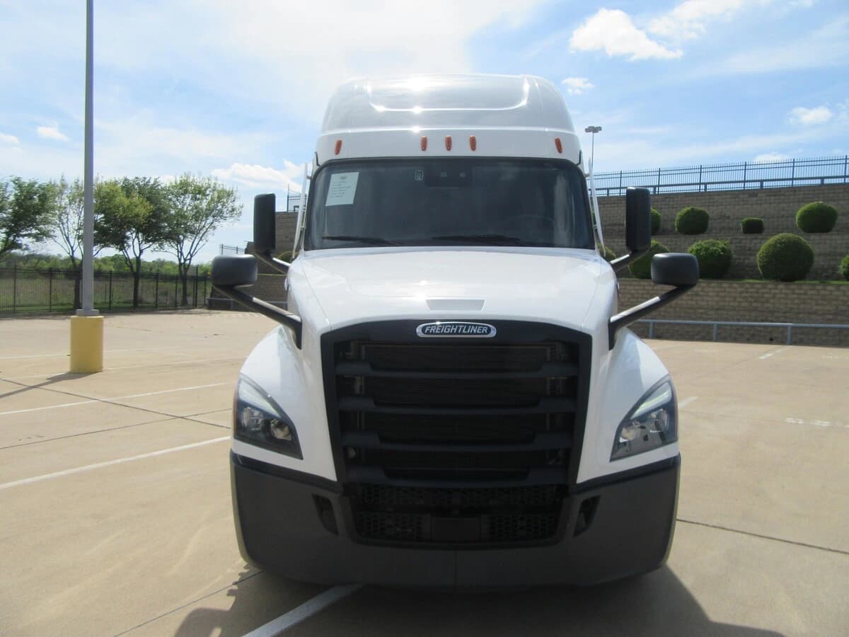 2025 Freightliner Cascadia — photo 7