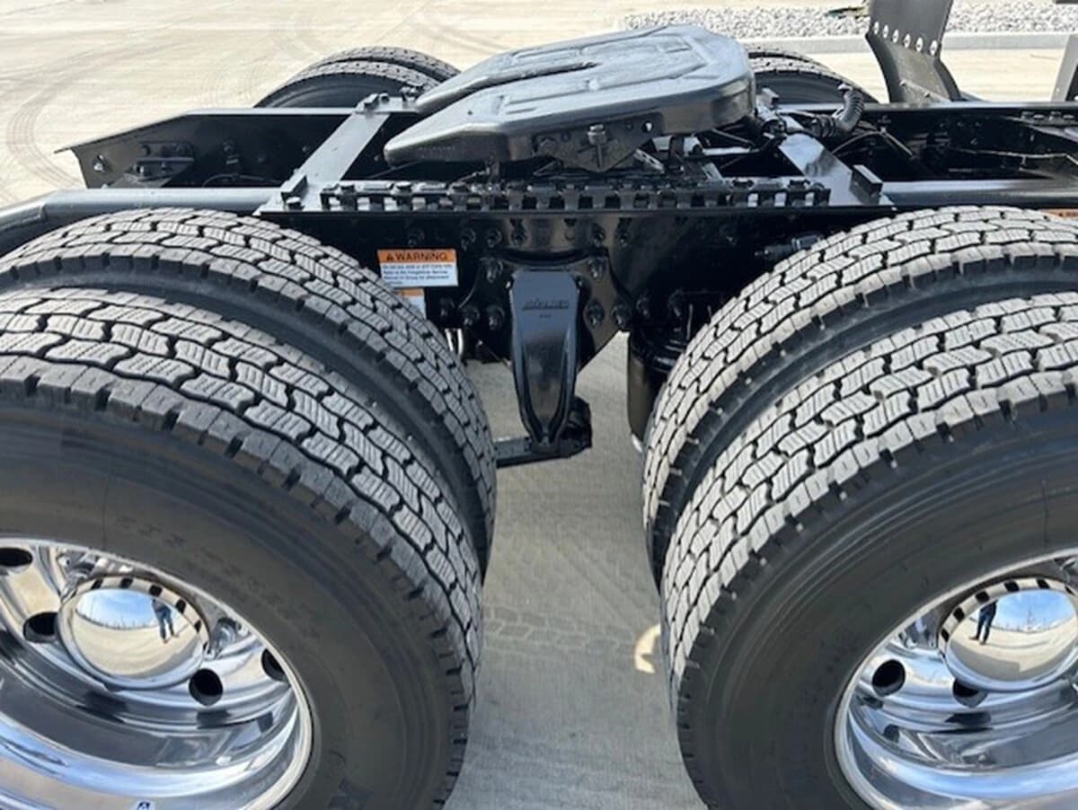 2023 Freightliner Cascadia — photo 9