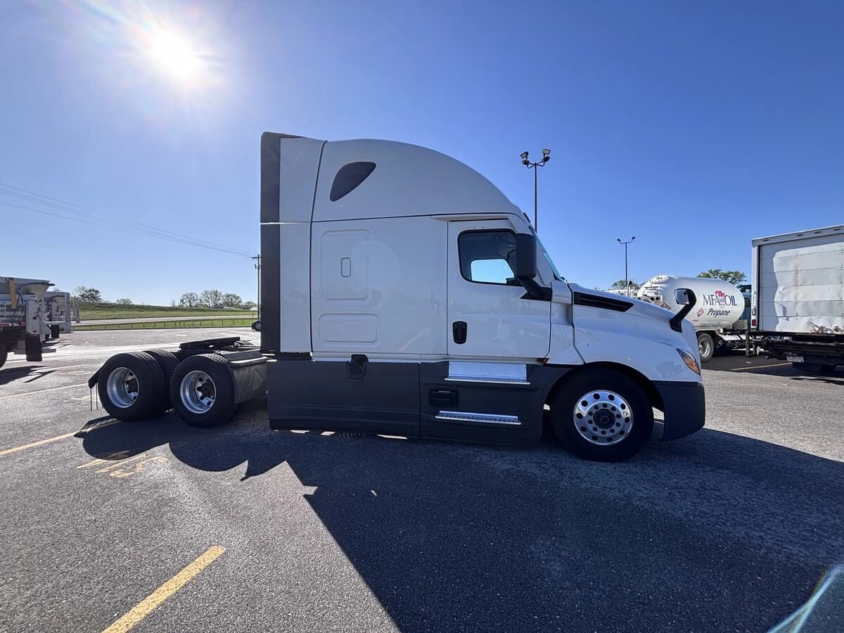 2025 Freightliner Cascadia — photo 4