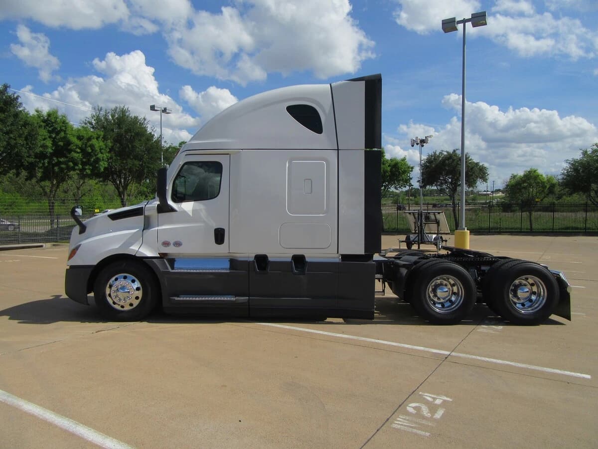 2025 Freightliner Cascadia — photo 6