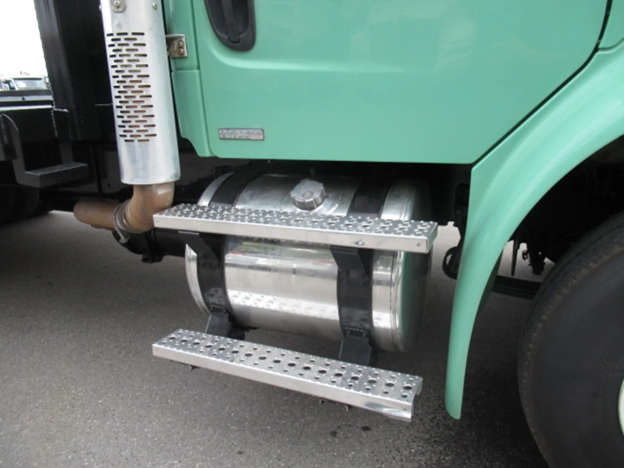 2009 Freightliner M2 106 — photo 18