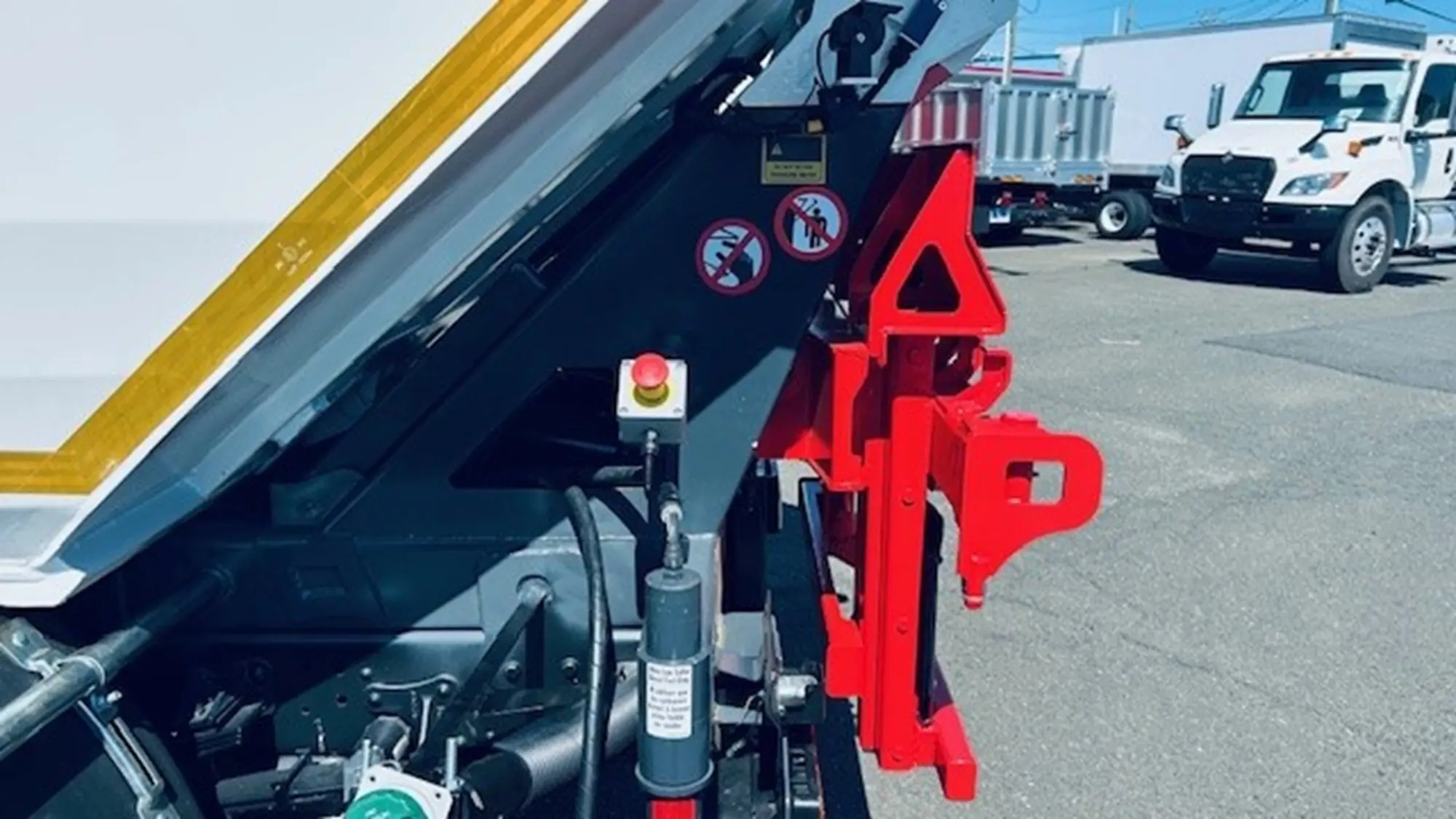 2025 Isuzu NRR — photo 8