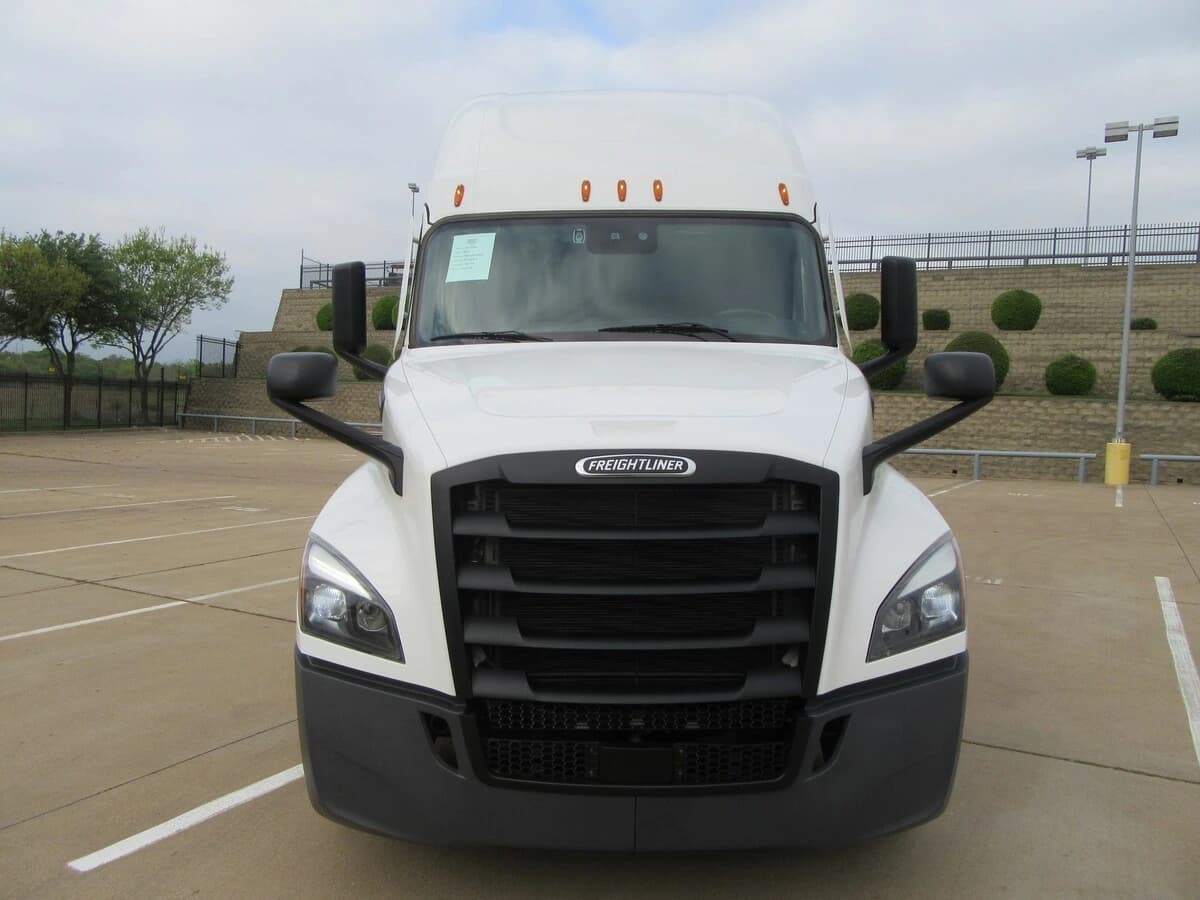 2025 Freightliner Cascadia — photo 7
