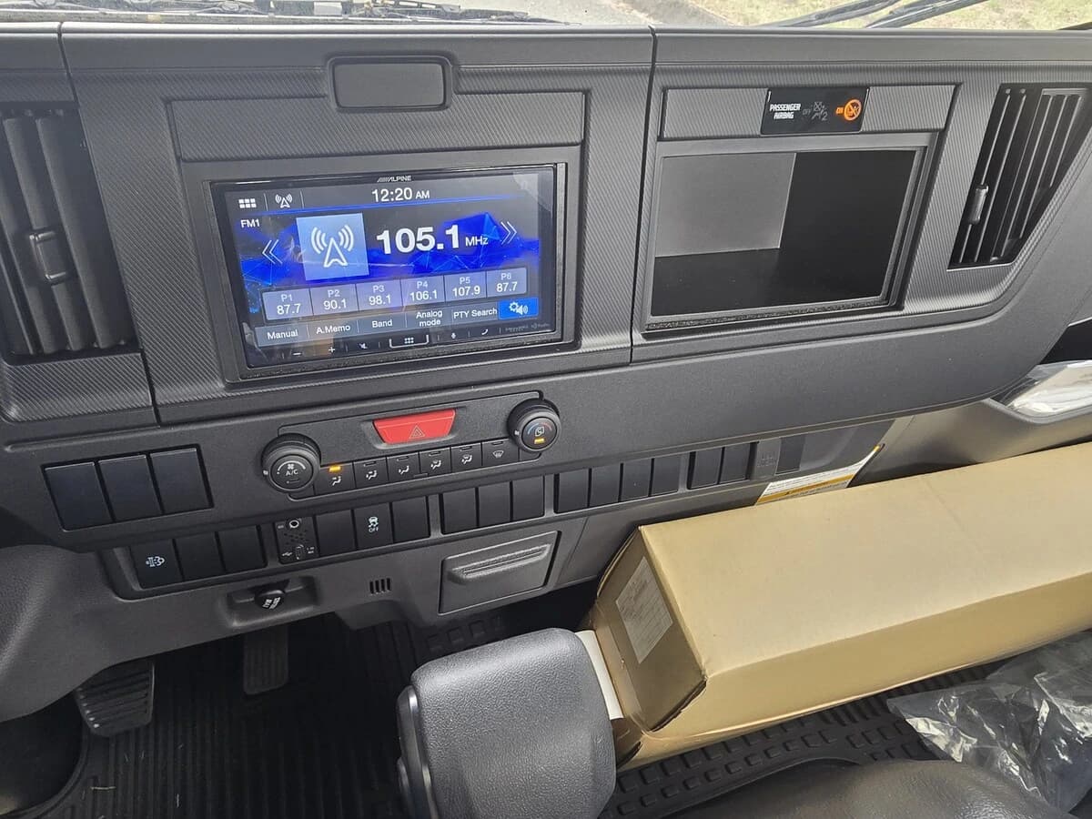 2025 Isuzu NRR — photo 2