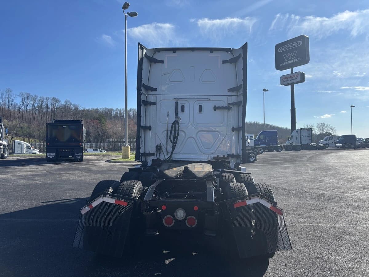 2021 Freightliner Cascadia — photo 6