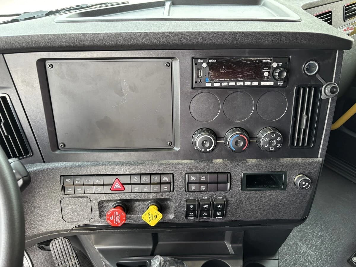 2026 Freightliner Cascadia — photo 9