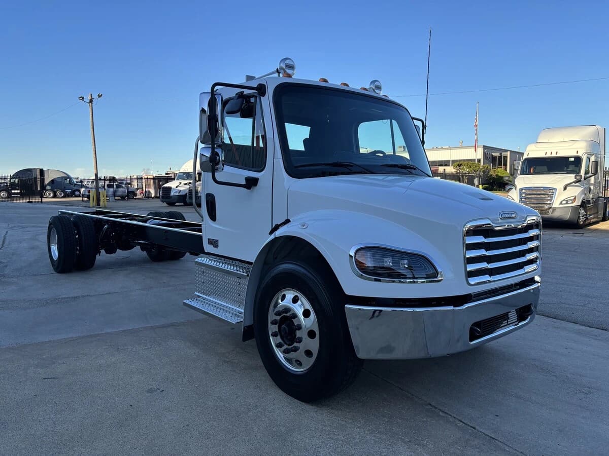 2027 Freightliner M2 106 — photo 4