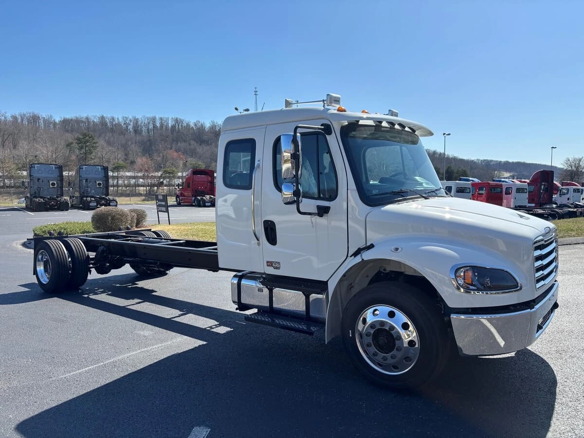 2025 Freightliner M2 106 — photo 3