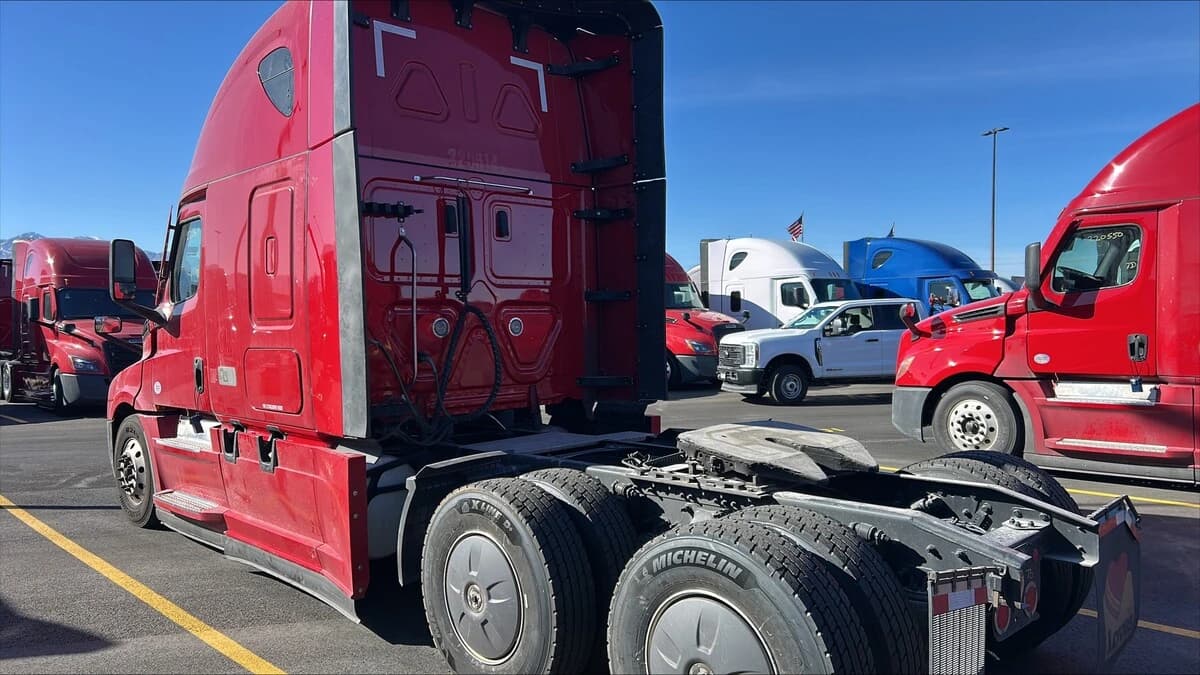 2022 Freightliner Cascadia — photo 4