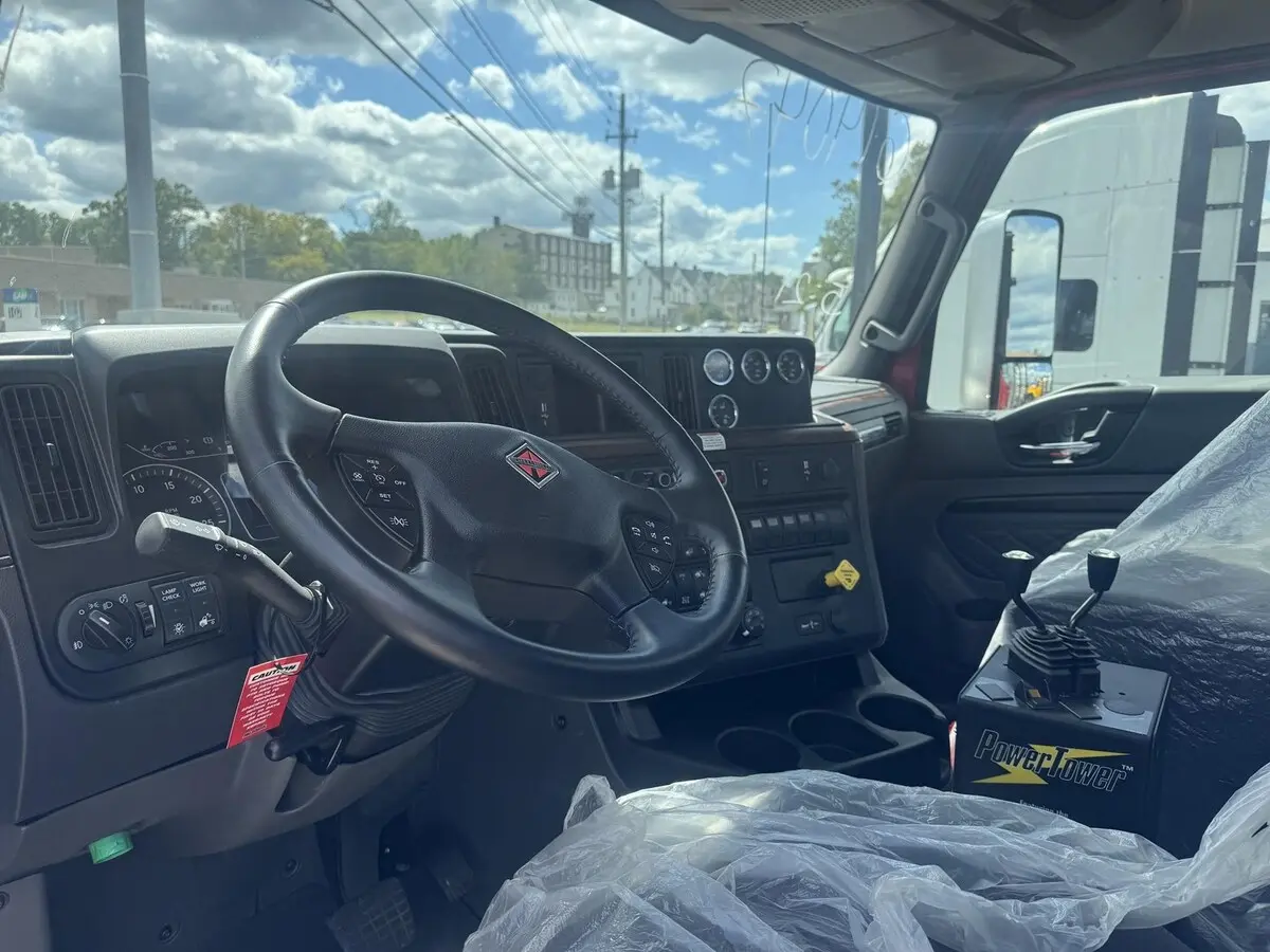 2026 International HX — photo 3