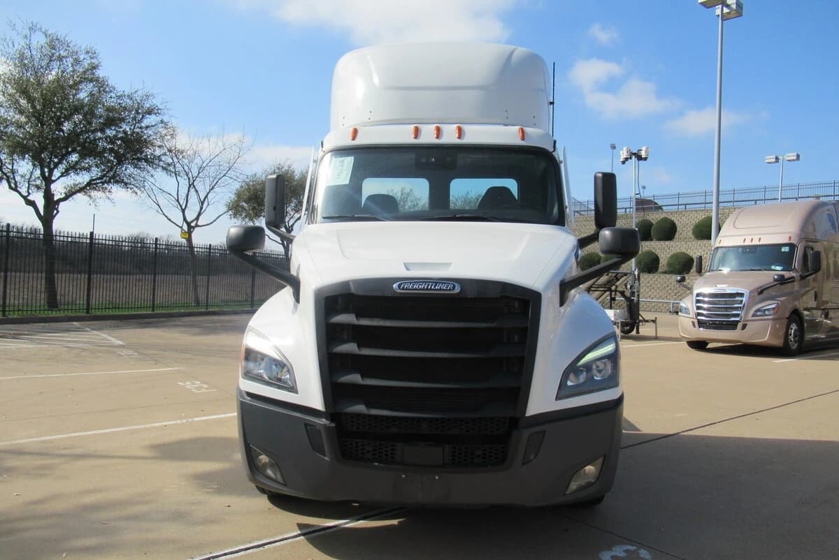 2023 Freightliner Cascadia — photo 7