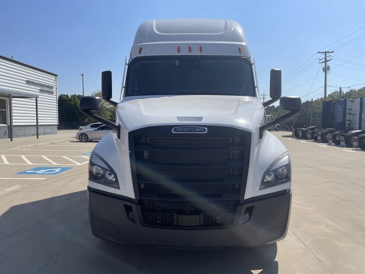 2024 Freightliner Cascadia — photo 2